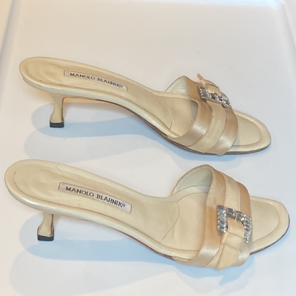 Manolo Blahnik 40 cream leather & satin slide, kitten heels, crystal buckle - Picture 2 of 9